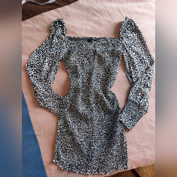 🎀2 for 50🎀 DYNAMITE- Bodycon floral dress - Picture 2 of 3